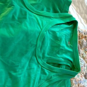 New sweaty Betty green workout top. Size small only worn 1 time.